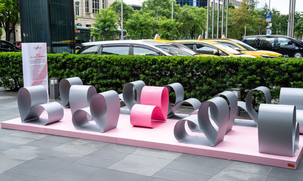 Daniel Wong「PINK CARE」<br>擁抱自己裝置藝術<br>10/4-10/13 台北微風松高徒步區
        <br>10/16 - 11/3 高雄漢神巨蛋前廣場